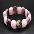 Makroansicht von facettierten Amethyst- und Rosenquarzsteinen auf einem Stretcharmband - Rose quartz with amethyst