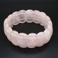 Detailaufnahme eines natürlichen Rosenquarz-Perlenarmbands auf einem schwarzen Hintergrund - Rosenquarz