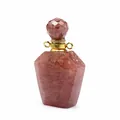 Κοντινό πλάνο μενταγιόν μπουκάλι αιθέριου ελαίου από φραουλοχαλαζία με έδρες. - Χαλαζίας Φράουλα