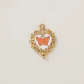 Primo piano del ciondolo a cuore in acciaio inossidabile placcato oro con farfalla arancione. - Farfalla Arancione Cuore (款式15)