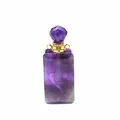 Detailansicht eines lila Amethyst-Edelstein-Parfümflaschen-Anhängers mit Goldakzenten. - Amethyst