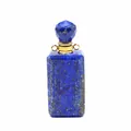 Nahaufnahme eines rechteckigen Lapislazuli-Parfümflaschen-Anhängers mit Goldakzenten - Lapislazuli