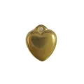 Primo piano del ciondolo a cuore placcato oro con finitura metallica liscia per gioielli - Accessorio a cuore lucido irregolare (HY-980)