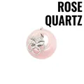 Pendentif donut en quartz rose avec breloque papillon argentée sur fond blanc - Quartz rose