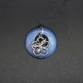 Élégant pendentif en opalite bleue avec breloque papillon argentée détaillée - Opale