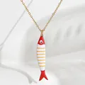 Zierliche goldene Edelstahlkette mit einem lebhaften rot-weiß gestreiften Fisch-Anhänger - Halskette (Kette + Anhänger) / Rot Gelb Gestreift