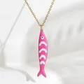 Goldene Edelstahlkette mit süßem pinkfarbenem gestreiftem Fisch-Emaille-Anhänger - Halskette (Kette + Anhänger) / Dunkelrosa Weiß Gestreift