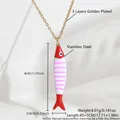 Halskette mit rot gestreiftem Fisch-Anhänger aus 3-lagig vergoldetem Edelstahl - Halskette (Kette + Anhänger) / Rot Rosa Gestreift