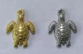 Detailansicht von goldenen und silbernen Edelstahlschildkröten-Anhängern für DIY-Schmuck - 16.89*16*2.91mm