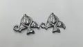 Detailansicht von zwei Rochen-Anhängern aus Edelstahl für DIY-Schmuckzubehör-Sets - 15.75*18*2.1mm