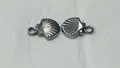 Detaillierte Makroansicht von zwei Edelstahl-Muschel-Anhängern für DIY-Schmuckprojekte. - Muschel Anhänger (HY-501) / 13x10.35x2.07mm / Silber