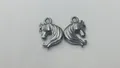 Detaillierte Ansicht von zwei Pferdekopfanfängern aus Edelstahl für die DIY-Schmuckherstellung. - Pferdekopf (HY-632) / 15.25x11.8x2.7mm / Stahlfarben
