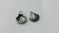 Nahaufnahme von zwei silbernen Muschelanhängern aus Edelstahl für DIY-Schmuckprojekte. - Muschel Stil (HY-502) / 12.75x11.1x3.8mm / Silber