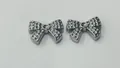 Detailopname van zilveren roestvrijstalen strikvormige hangers met gehamerde textuur - Strik Hanger (HY-618) / 15.65x10.8x3.25mm / Staalkleur