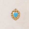 Dettaglio di un ciondolo a cuore vintage placcato oro con smalto floreale azzurro - Cuore Grande / Blu