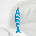 Minimalistischer blau-weiß gestreifter Fisch-Emaille-Anhänger für DIY-Schmuck - Gestreifter Fisch / Blau & Weiße Streifen