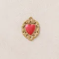 Vista dettagliata del ciondolo a cuore dorato vintage con intarsio in smalto rosso olio - Cuore Grande / Rosso