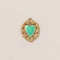 Primo piano del ciondolo a cuore vintage placcato oro con smalto verde e incisioni - Cuore Grande / Verde