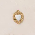 Dettaglio di un ciondolo a cuore dorato vintage con intarsio in smalto bianco craquelé - Cuore Grande / Bianco