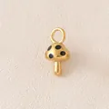Makroansicht eines vergoldeten Pilzanhängers mit schwarzen Punkten für DIY-Schmuck - Schwarz Gepunkteter Pilz