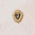 Primo piano del ciondolo a cuore placcato in oro con smalto nero e dettagli corona - Cuore con Corona / Nero