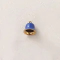 Detaillierte Makroansicht eines blau-goldenen Glockenanhängers für DIY-Schmuckstücke - Königsblaue Glocken