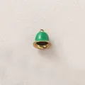 Detailaufnahme eines grün emaillierten und vergoldeten Glockenanhängers für DIY-Schmuck - Grüne Glocke