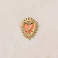 Vista dettagliata di un ciondolo a cuore dorato vintage con intarsio in smalto arancione - Cuore con Corona / Arancione