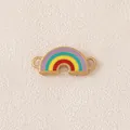 Detailansicht eines bunten Regenbogen-Emaille-Anhängers mit vergoldeten Ösen. - Regenbogen (Doppelhaken)