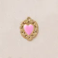 Vista dettagliata di un ciondolo a cuore vintage placcato oro con smalto rosa per DIY - Cuore Grande / Rosa