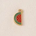 Nahaufnahme eines vergoldeten Wassermelonen-Anhängers aus Edelstahl mit Emaille-Detail - Wassermelone