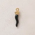 Makroaufnahme eines schwarzen italienischen Horns aus hochwertig vergoldetem Stahl - Schwarze Lange Chili