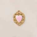 Vista dettagliata di un ciondolo a cuore vintage placcato oro con bordi ornati - Cuore Grande / Rosa chiaro