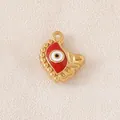 Nahaufnahme eines vergoldeten Herzanhängers aus Edelstahl mit Evil-Eye-Emaille für DIY - Rotes Auge
