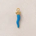 Detailansicht eines blauen Cornicello-Anhängers mit einer vergoldeten Krone für DIY - Blaue Lange Chili