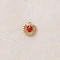 Makroaufnahme eines vergoldeten Edelstahlanhängers mit rotem Herz und Sonnenstrahlen-Detail - Kleines Herz / Rot