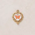Vista dettagliata di un ciondolo a cuore placcato oro con smalto a farfalla arancione - Farfalla Cuore / Arancione