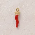 Detailansicht eines vergoldeten roten Chili-Anhängers mit Krone für DIY-Schmuck - Rote Lange Chili