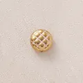 Detaillierte Makroansicht einer vergoldeten gesteppten Perle für DIY-Schmuckzubehör - Rosa Kreis