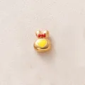 Vue détaillée d'une adorable perle lapin dorée avec nœud rouge pour bijoux artisanaux - Tête de Lapin Jaune