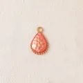 Eleganter rosaroter Emaille-Anhänger in Tropfenform mit vergoldetem Edelstahlrahmen - Wassertropfen / Rosa