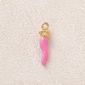 Detailansicht eines rosa Horn-Anhängers mit vergoldeter Kronenkappe für Schmuckdesign. - Rosa Lange Chili