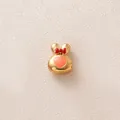 Vue détaillée d'une breloque lapin dorée avec nœud rouge et cœur rose - Tête de Lapin Orange