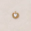 Primo piano di un ciondolo a cuore sacro dorato vintage con dettagli in smalto bianco - Cuore Piccolo / Bianco