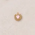 Dettaglio del cuore in smalto rosa e della placcatura in oro a raggiera sul ciondolo. - Cuore Piccolo / Rosa