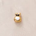 Vue macro de la perle lapin plaquée or avec cœur blanc et nœud noir détaillés - Tête de Lapin Blanc