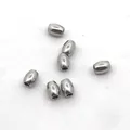 Vista macro detallada de cuentas espaciadoras ovales de acero inoxidable para joyería DIY - Cuenta de arroz 3*4*1.5mm