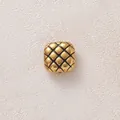 Makroansicht einer vergoldeten Edelstahlperle mit gestepptem Ananasmuster für DIY-Schmuck. - Schwarz Quadrat