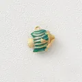 Detailansicht eines goldenen Tropenfisch-Anhängers mit grüner Emaille für DIY-Schmuck. - Grüner Großer Fisch