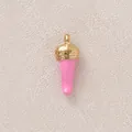 Makro-Detail eines rosa Emaille-Chili-Anhängers mit vergoldeter Edelstahlöse - Rosa Kurze Chili
